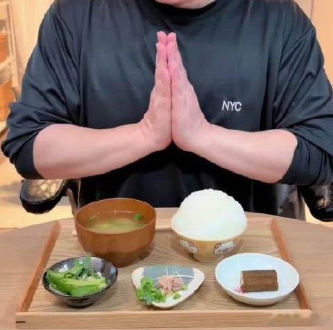 日本人分享不开火无油晚餐火了跟减肥套餐一样，真是没有一点食欲，不过健康倒是挺健康