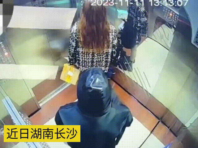近日湖南长沙，一名中学生参加万圣节活动后，在电梯里恶作剧，从电梯一位女性背后“举