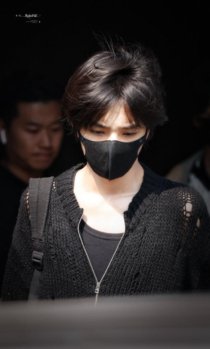 王橹杰黑色破洞针织衫好性感 王橹杰呆毛针织衫上班 王橹杰黑色破洞针织衫好性感，王