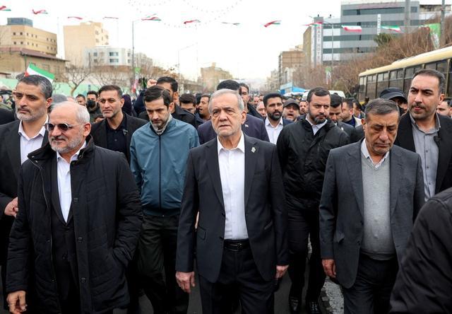 炸锅！伊外长一步错，内部吵翻了，美国直接捡漏天赐良机
 
家人们，大事不妙！伊朗