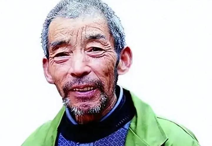 1992年，武汉小摊贩2年捡到2个女婴。为了抚养她们长大成材，他做3份活，终生未