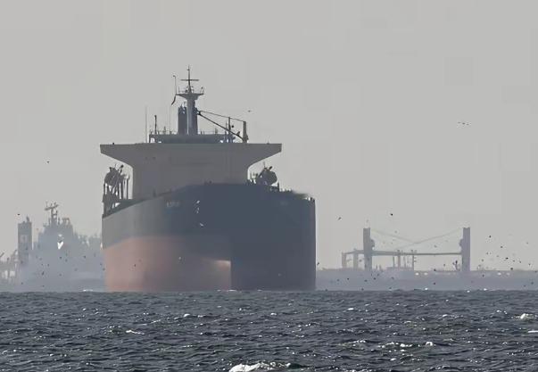 数艘美国海军舰船11日通过霍尔木兹海峡，此举并未与伊朗方面协调，这是伊朗战事爆发