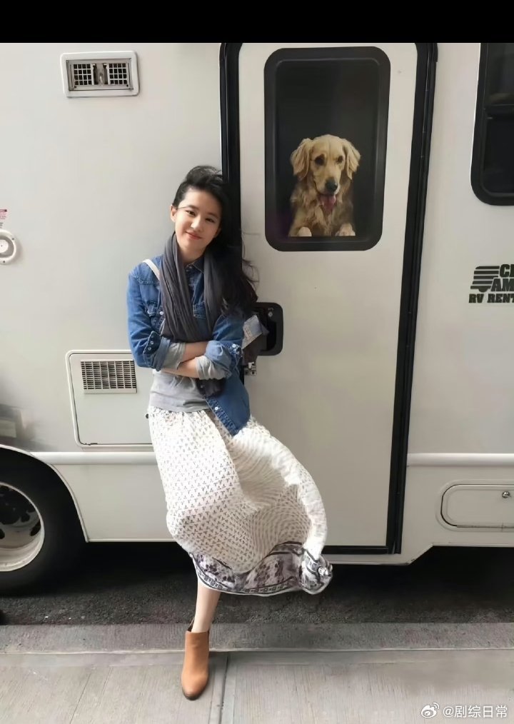 网友卢浮宫偶遇素颜刘亦菲高颅顶、驼峰鼻、立体T区——这才是真正的‘妈生抗衰模板’