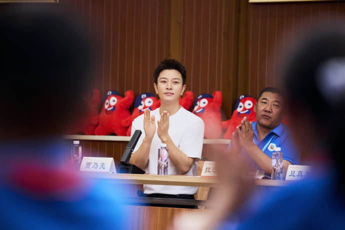 贾乃亮言行始终走心踏实，以 志 愿 者身份和 西 藏 小朋友 温馨会面，互敬队礼