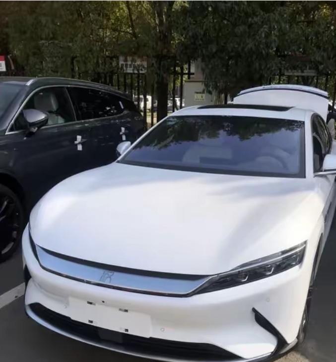 一位车主花 27 万买的比亚迪，开了六年 16 万公里，换备胎时突然愣住——车轮