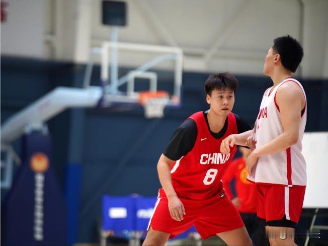 来看看中国男篮与天津队热身用的后场阵容。

正在集训的中国男篮今晚与天津队打了一