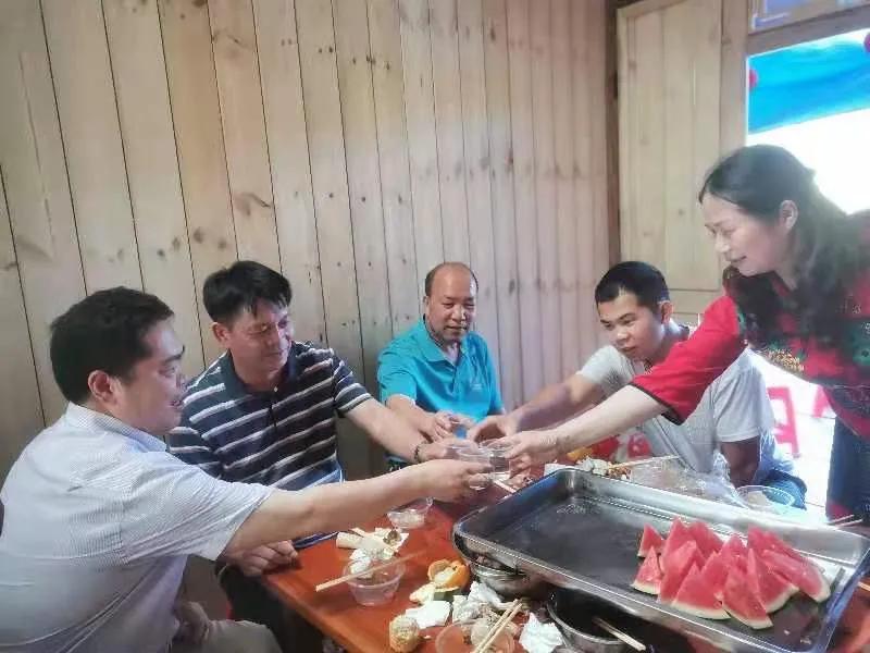 #上联：春播千亩稻，请对下联#夏收万仓粮