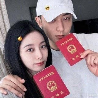 黄子韬在领证视频下回复网友。网友对黄子韬和徐艺洋的婚姻持平和态度，认为他们是合适