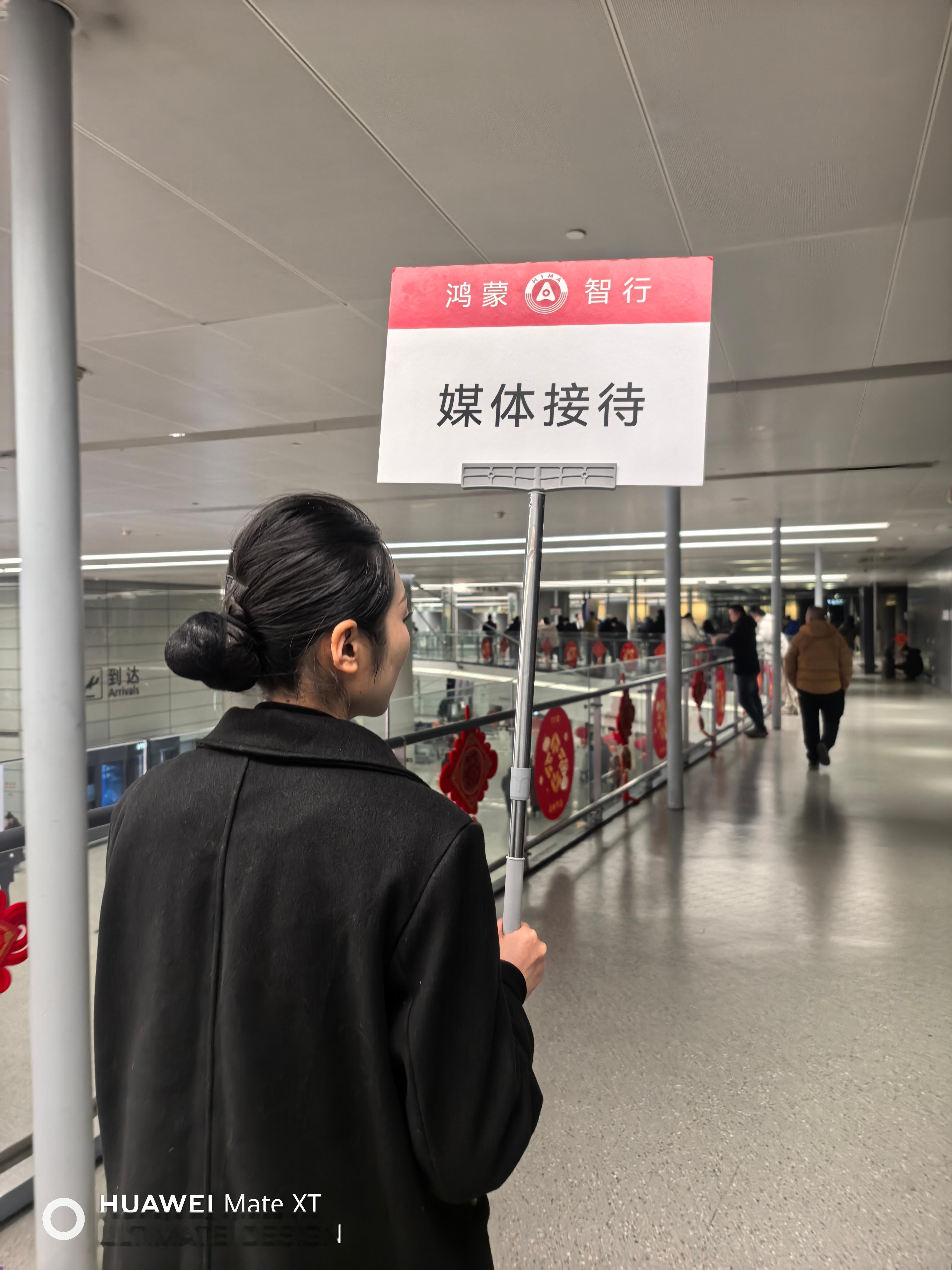 刚刚落地上海，一般这么晚的话都是没有接机需要自己打车的，所以此刻还挺温暖的，小姐