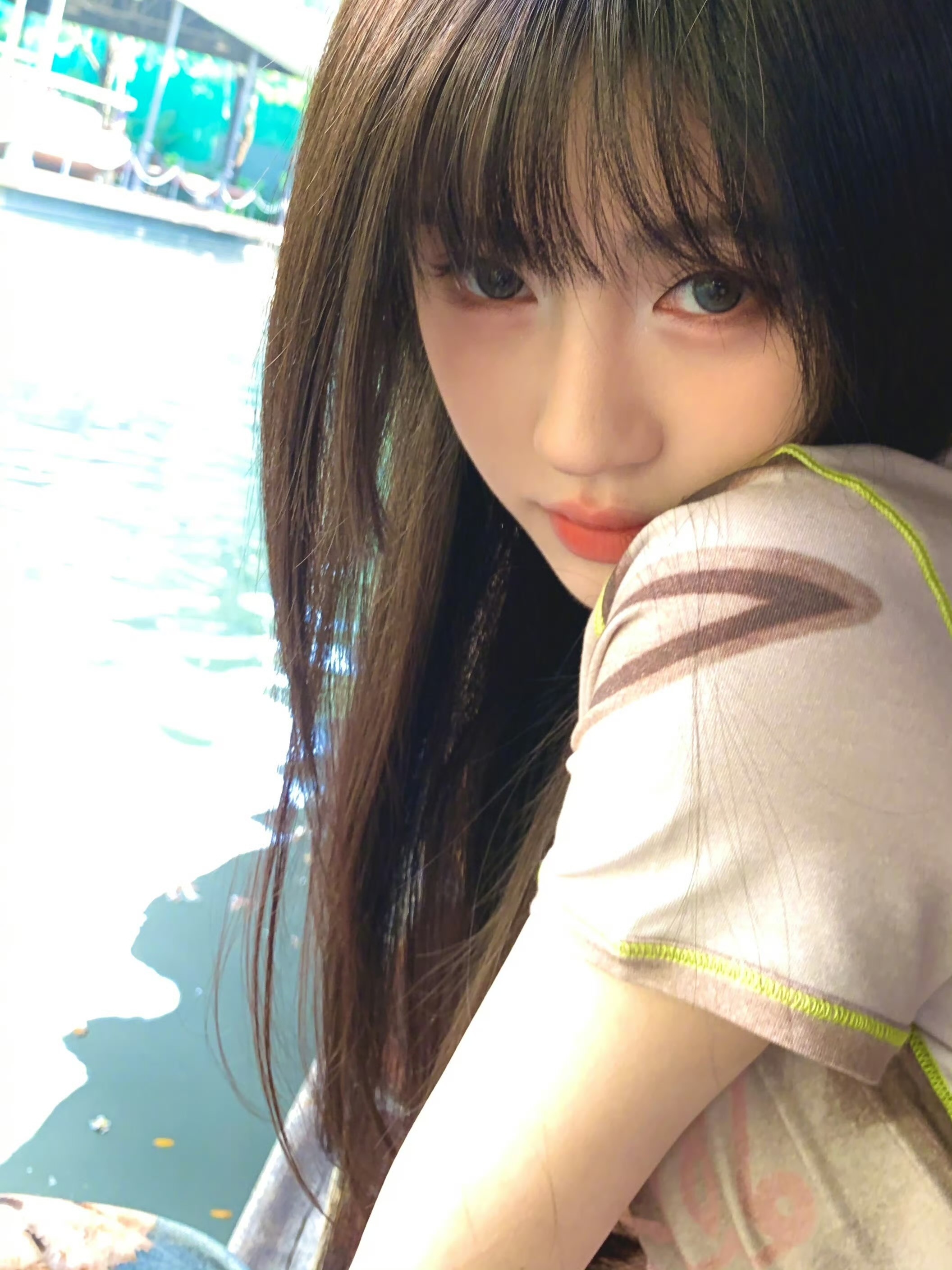 鞠婧祎 你可以慢慢吃东西小鞠美照更新啦趴在水边木地板上的样子像一只慵懒的小猫咪，