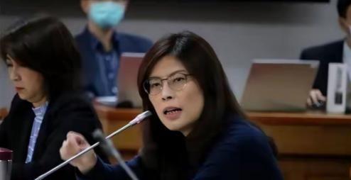 台湾全岛无差别下跪了！综合台媒报道，随着国民党主席郑丽文的明确表态，岛内各党派已