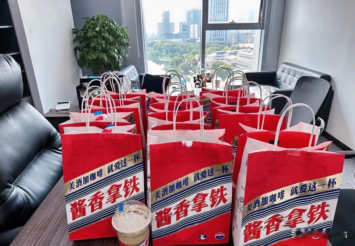 一瓶茅台1499元，能搭配1000杯咖啡。
一杯咖啡添加几滴茅台就贵了10元，一