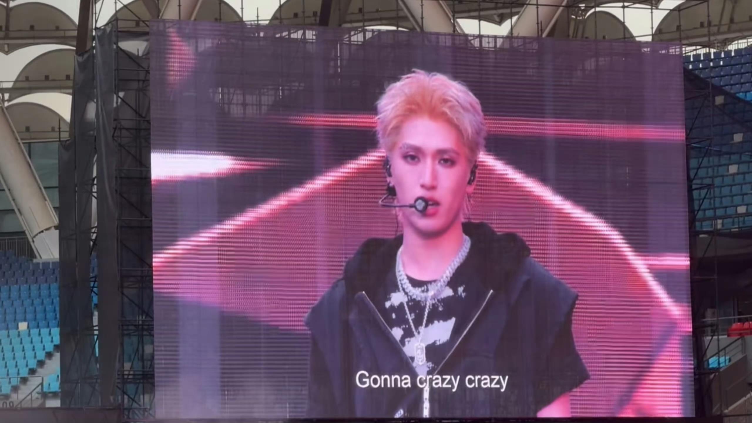 严浩翔金短发很校霸 严浩翔美式前刺