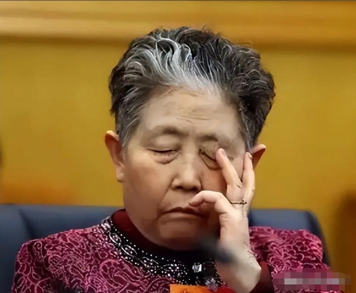 老干妈这回，又在网上炸了锅。

网传“600个拣椒工，被AI裁到只剩48个”。这