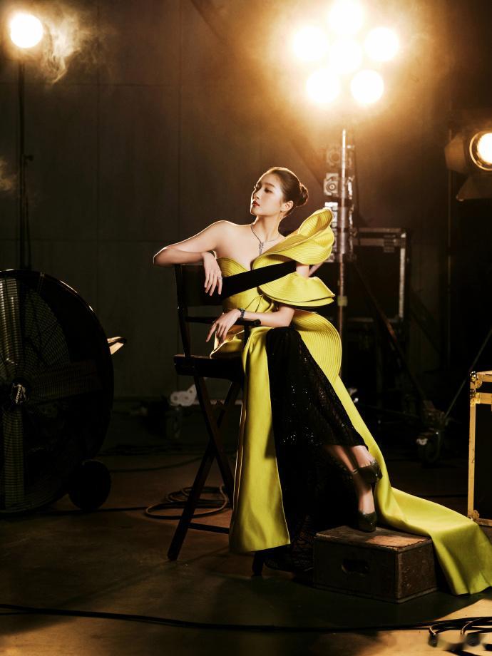 妆造零浪费”这件事也是在晓彤身上被体现的淋漓尽致了，今晚金鸡奖的妆造真的再一次美