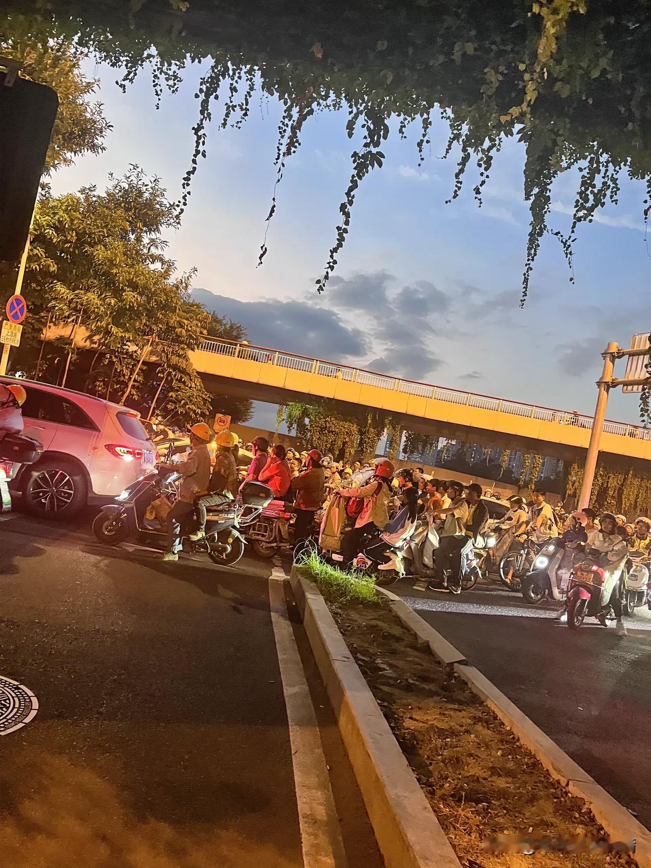 烟台山和师大附小附近，每天路上都很堵很堵