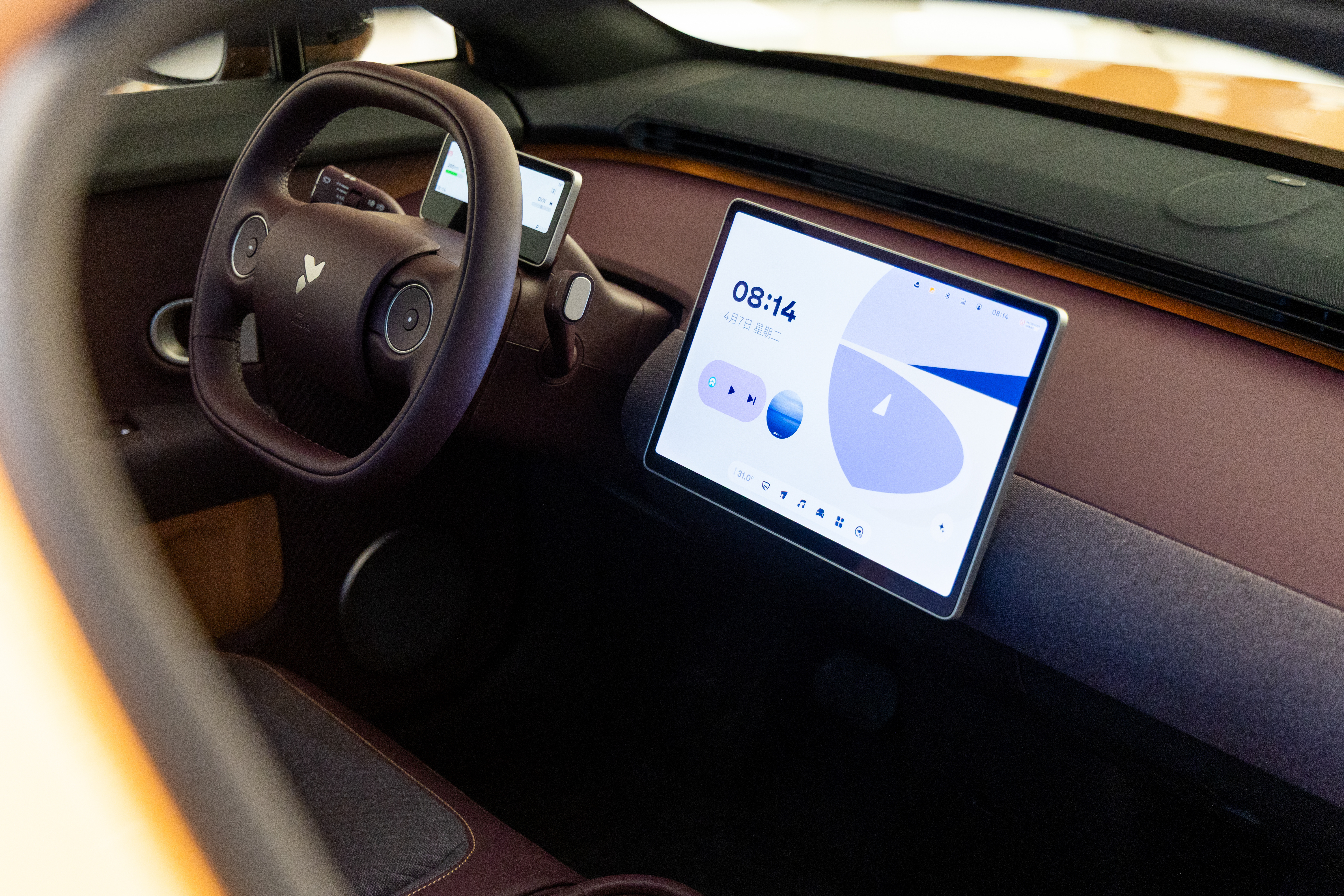 蔚来萤火虫今天发布了新款版本：首先是电机 105kW→120kW，老车主免费 O