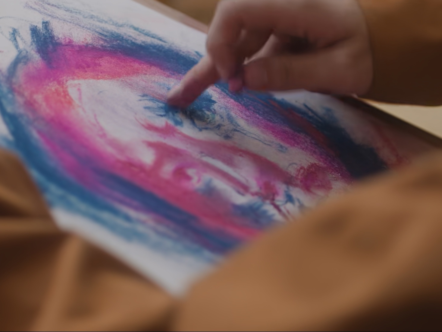 奥莉这前后两幅画像也挺好品的，图一是对奥莉的初印象，色彩暖色和冷色各占一半，就是