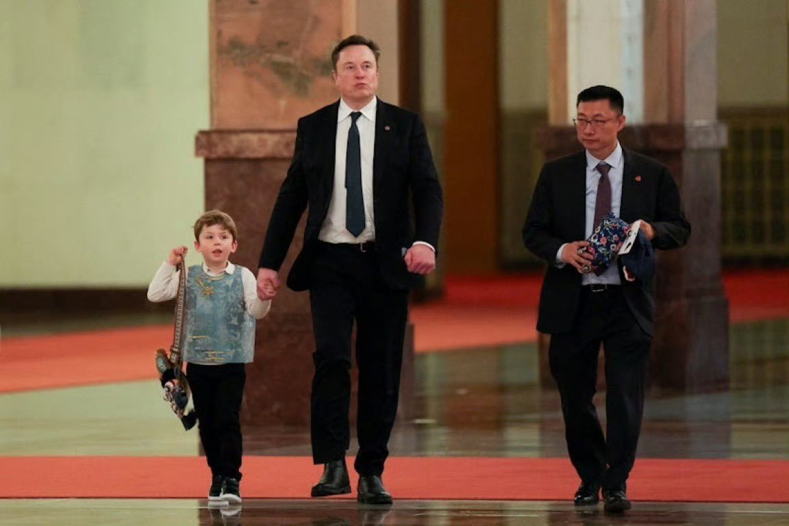 老马把小儿子X也带来了 马斯克携幼子现身人民大会堂特朗普访华欢迎宴会