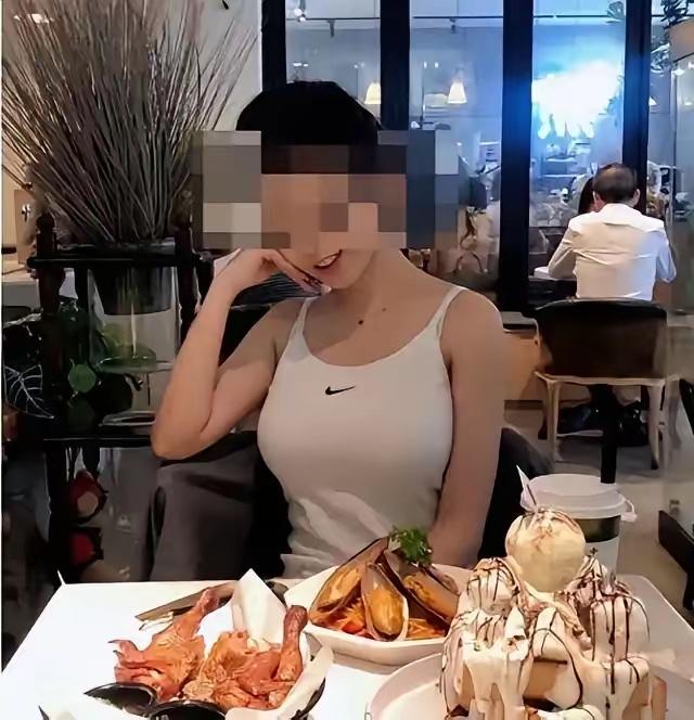 卢媛媛最后一次出现在监控里，是2月8号清晨5点45分。她开着车，后面紧跟着任宇俊