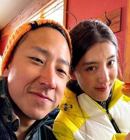 11小时，不说话不吆喝，卖了1.5个亿。
这不是带货，是朱珠在自家客厅请客。
她