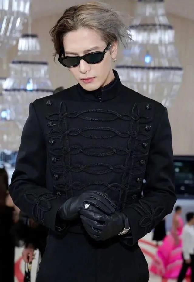 论海外影响力的话，王嘉尔和张艺兴谁更高呢？
个人觉得还是王嘉尔略胜一筹，张艺兴还