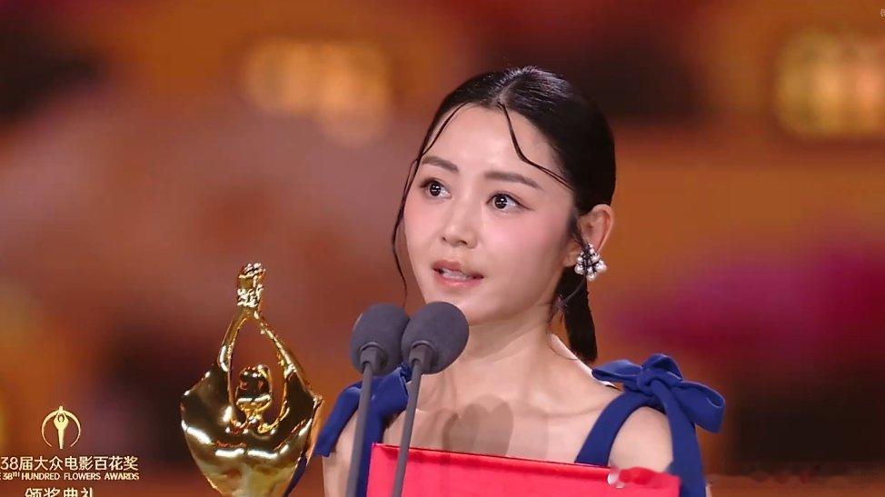 百花奖闭幕式卫诗雅百花奖最佳女主《破地狱》卫诗雅拿了最佳女主角，去年她还拿了金像