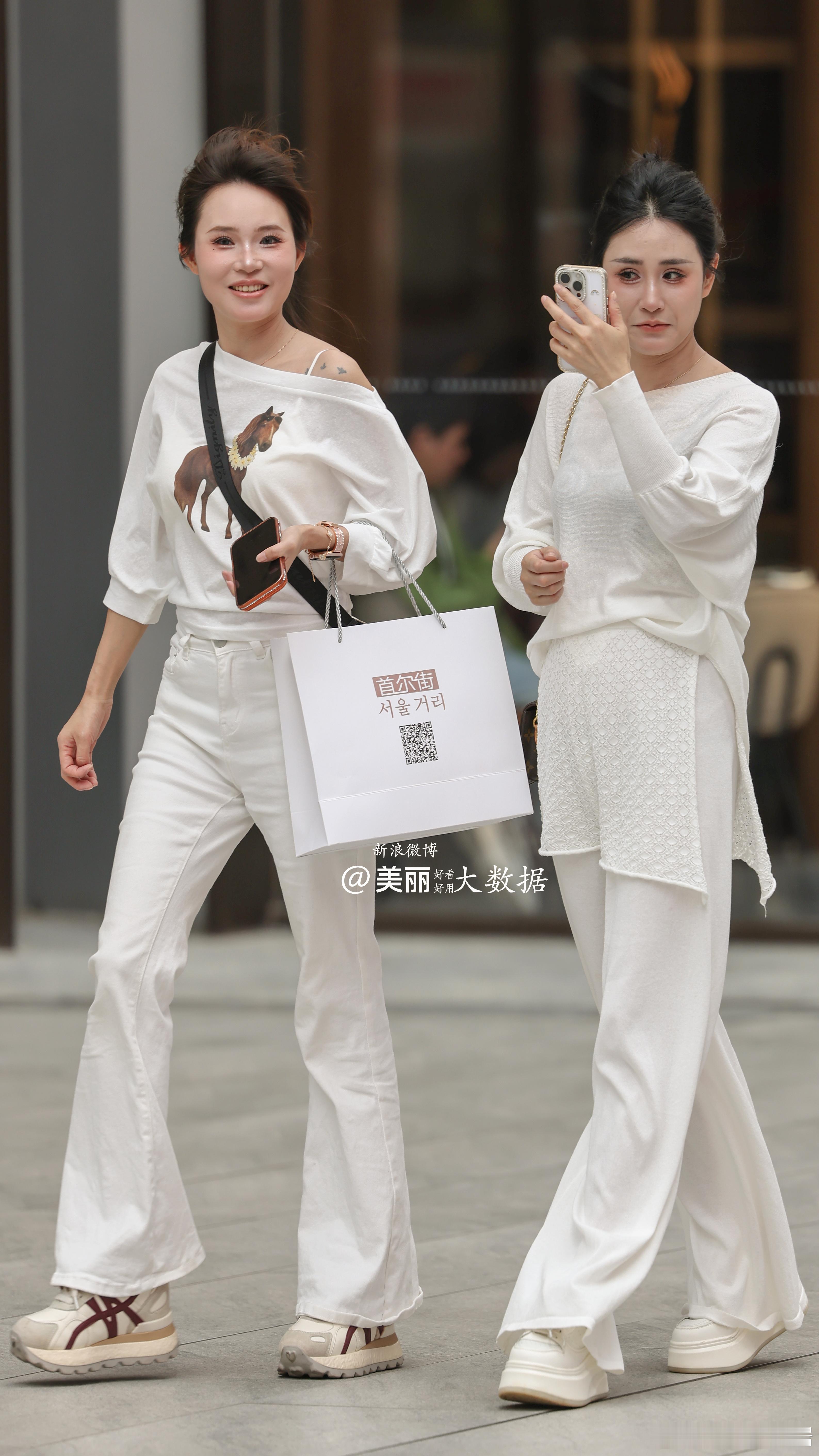 两位小姐姐逛街逛high了。
