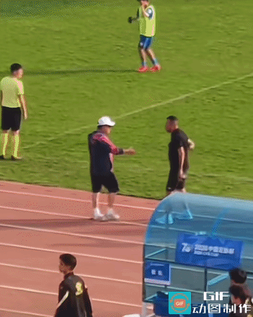 中国足坛又有"怪事"发生，足协杯董路老师遭遇"握手歧视"!
这是怎么回事呢，原来