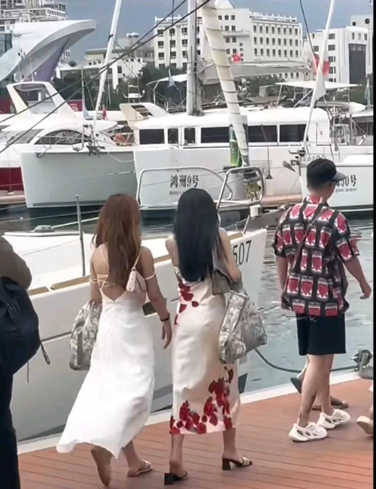 成功的秘密
1.陪同漂亮的女人玩。
2.和有权有势的人玩。
3.跟有钱的富人们玩