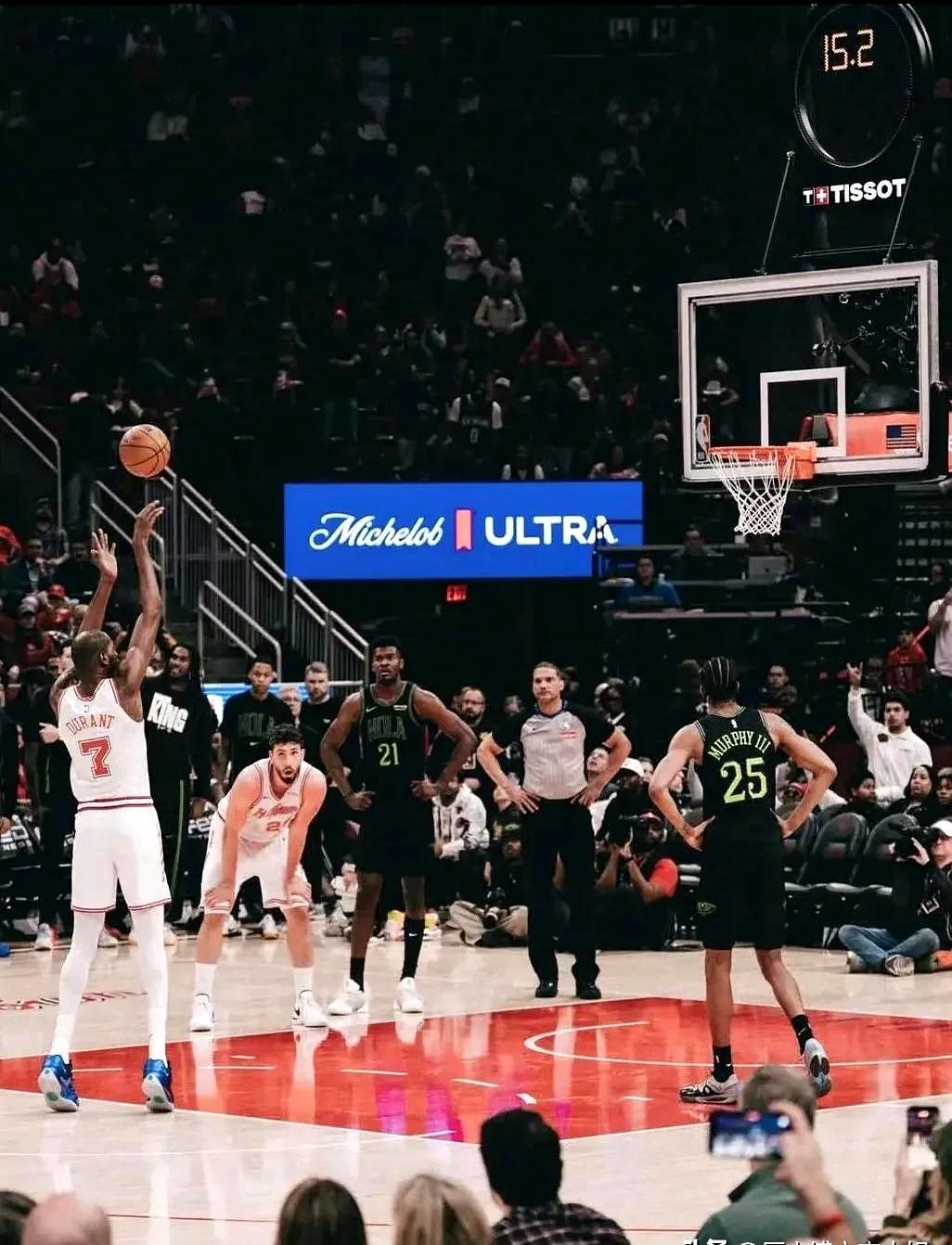 38岁的杜兰特，来火箭队本以为是当“绿叶”。

结果一来，申京状态下滑，像极了太