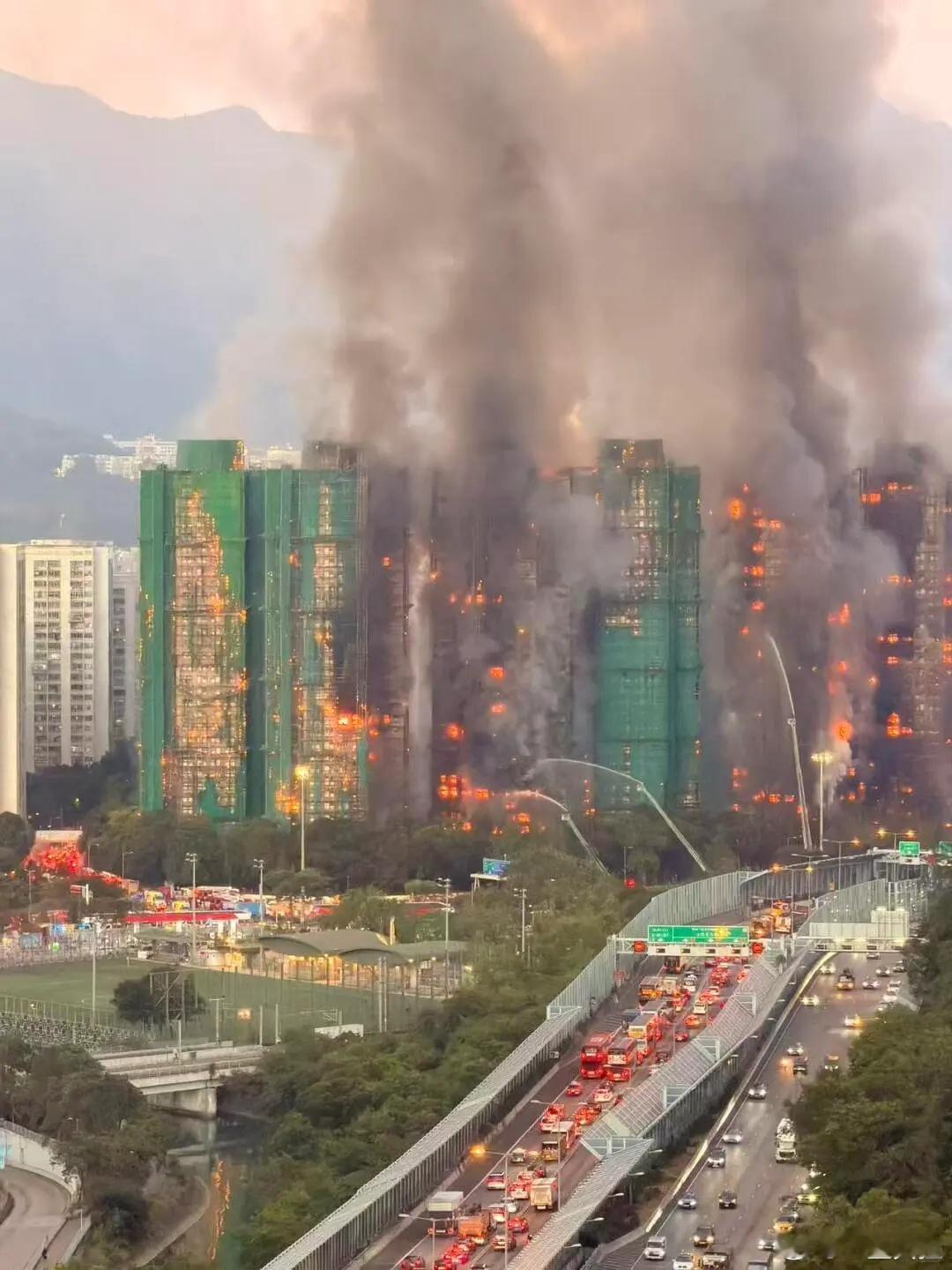 香港火灾天啊 好多人还在里面。。 