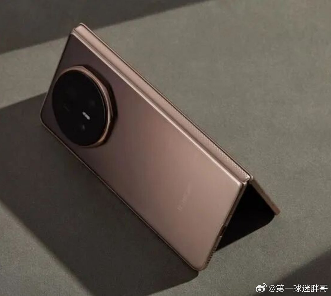 荣耀折叠屏手机AI的未来核心在于实现从人找信息到信息找人的交互跃迁。在AI时代，