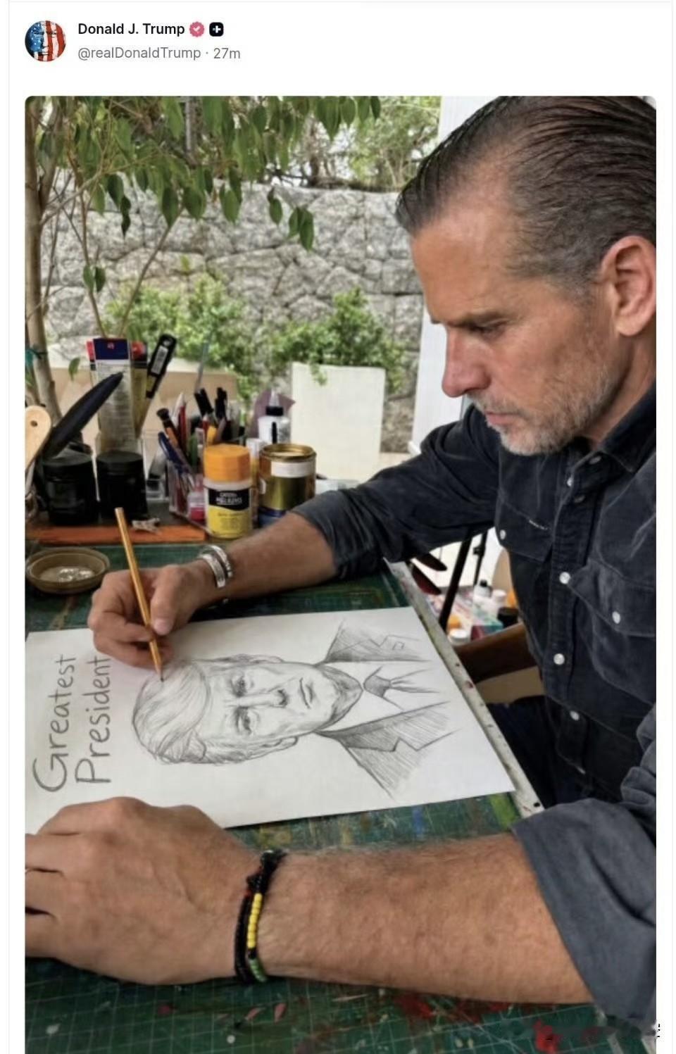 老特又整活了！把亨特·拜登自己画的豹画，给ps成他自己的肖像了，还不忘盖章"最伟