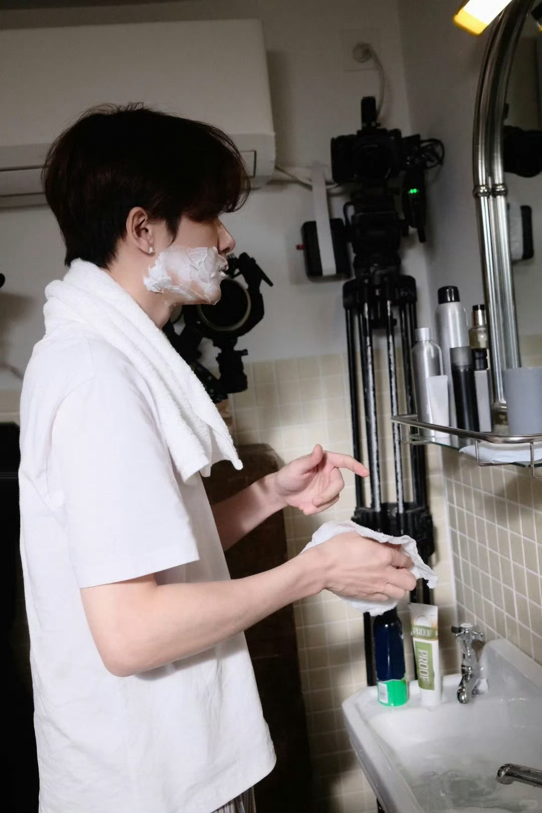 全世界最适合过日子的男人来了檀健次顶级人夫感，白t居家男友风太懂粉丝想看什么了～