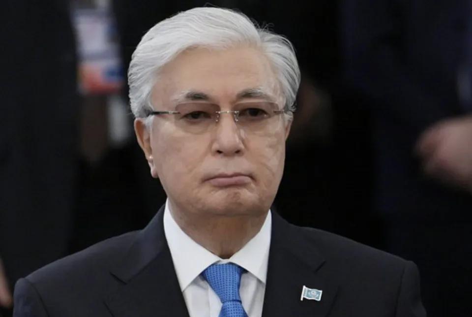 和日本签完协议后，托卡耶夫前往俄罗斯，当着普京面提出两个主张。
 
托卡耶夫在东