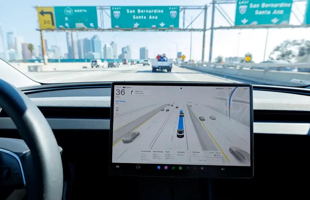 日前，马斯克在达沃斯论坛上透露，特斯拉需驾驶员监督的FSD自动辅助驾驶系统预计最