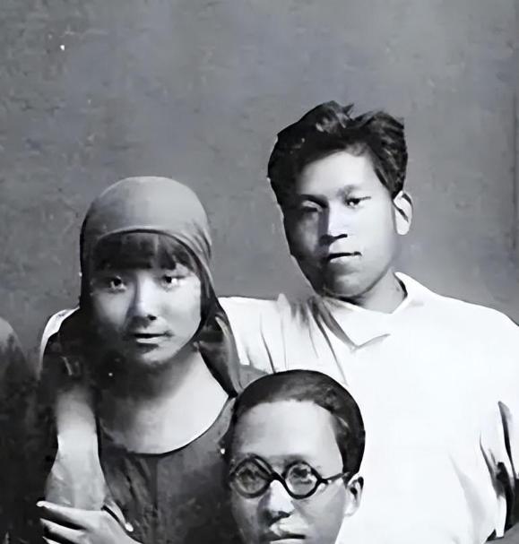 蒋经国在莫斯科留学，和冯玉祥女儿冯弗能谈恋爱，并发生关系，冯弗能是他的初恋。但他