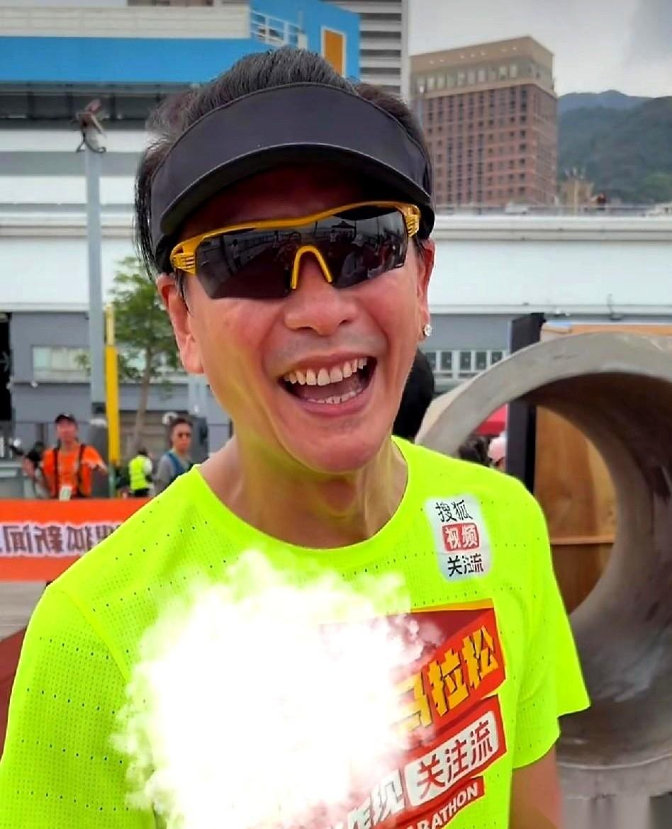 黄宗泽刚跑完马拉松，扭头就要去健身房。
看到这消息，我大脑宕机了三秒钟。
这是碳