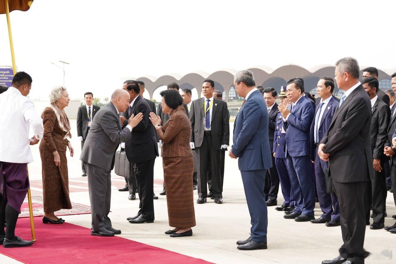柬埔寨王室 🇰🇭9月1日，西哈莫尼国王和莫尼列太后启程前往中国北京疗养。洪森