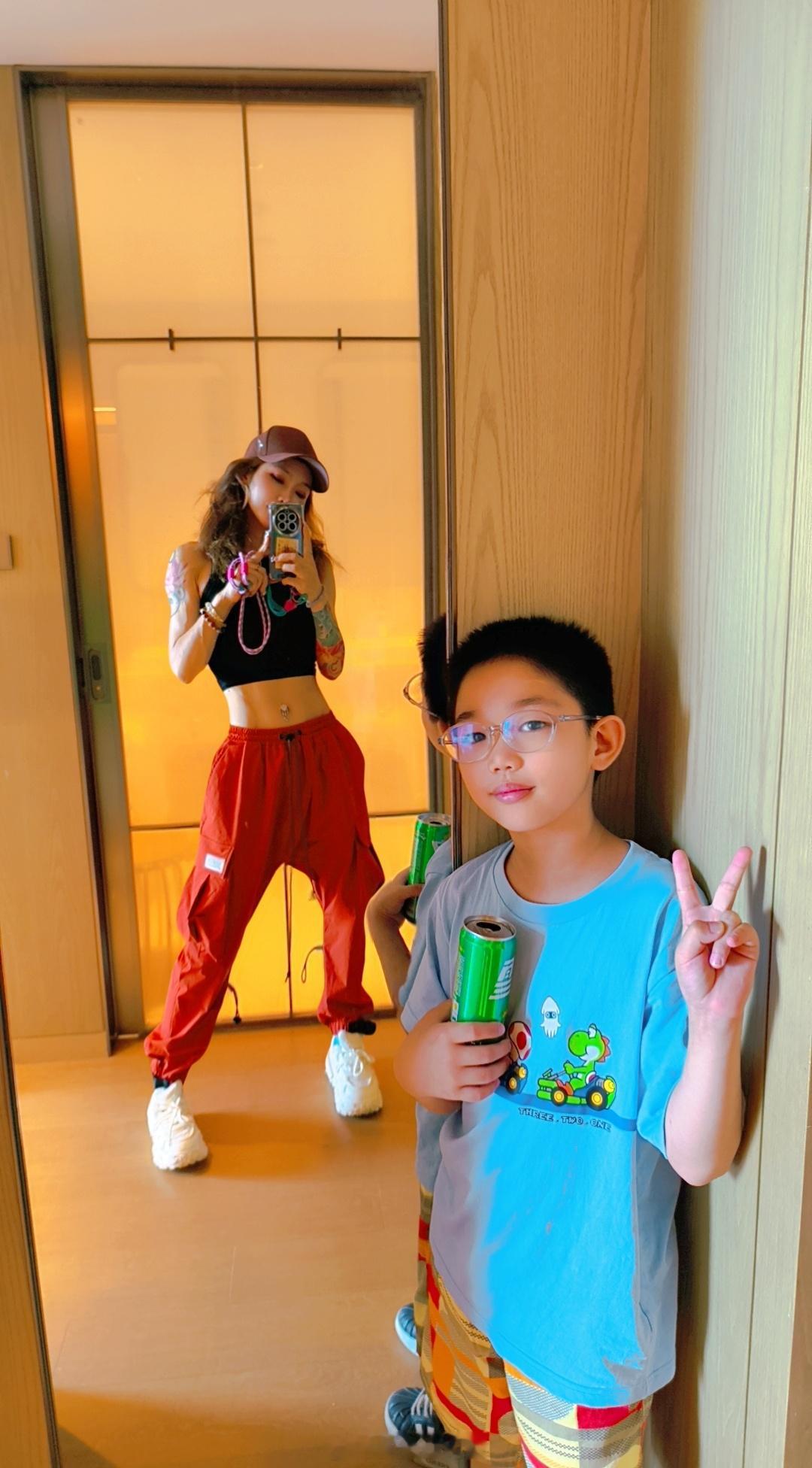 健身让我最骄傲的事就是，哪怕做了妈妈，我依然是我自己，我可以有腹肌，我可以保持身