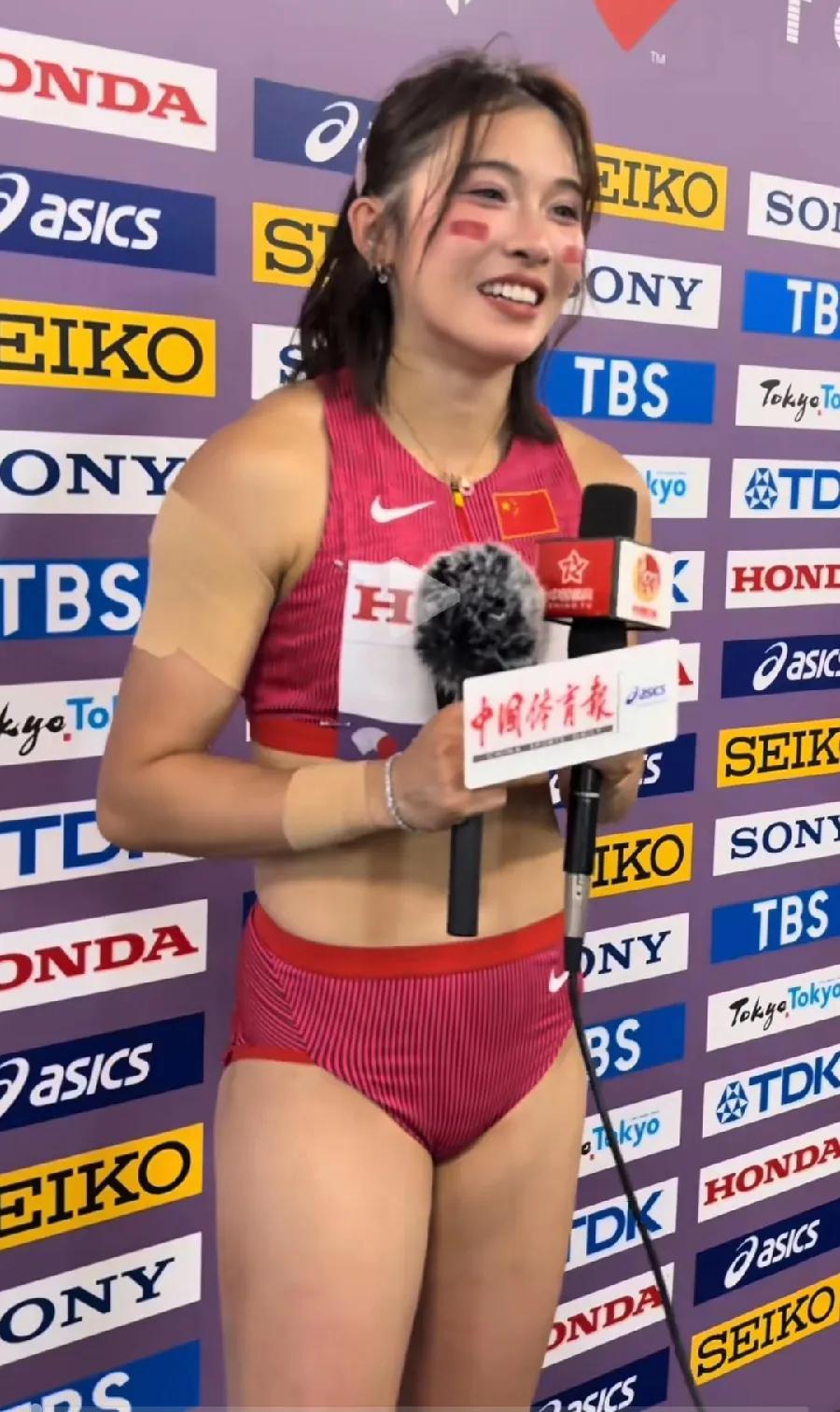 不懂就问，像吴艳妮这样的女田径运动员，怎么控制胸部发育问题？乳房偏大，肯定跑着不