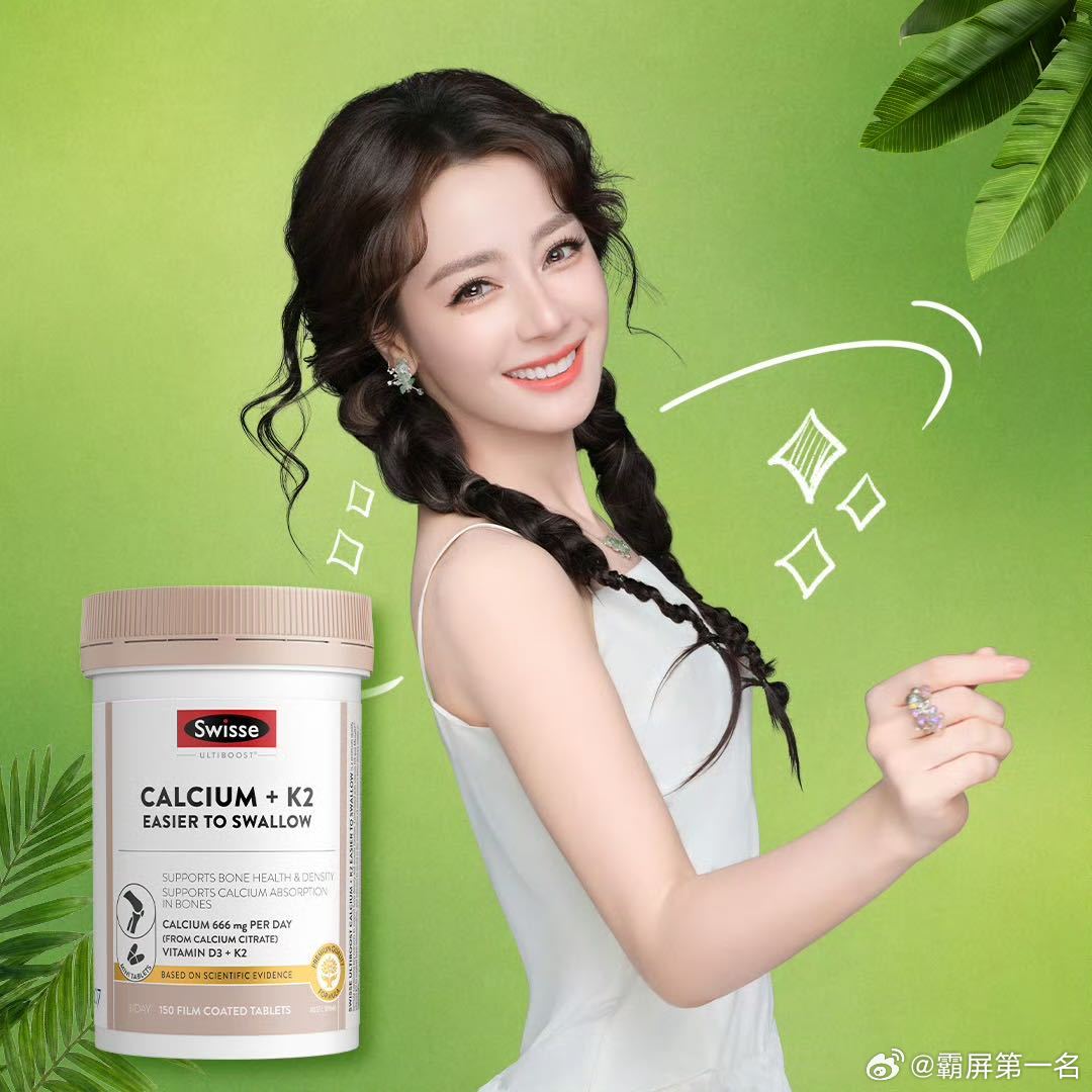 迪丽热巴自然好状态 藏在草原里的治愈瞬间。迪丽热巴置身山野草木中，造型清新柔和。