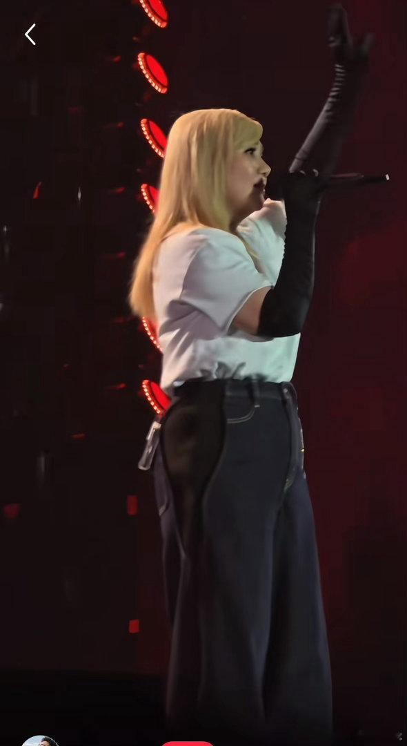 看着梁静茹的体态，歌手到了中年真的是没有办法保持身材，她们真的比演员放纵多了。 