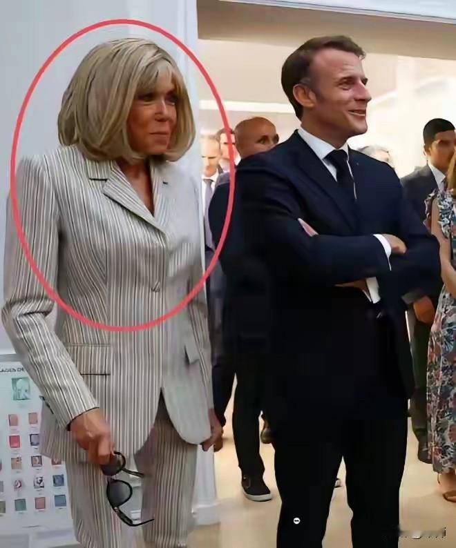 这下好了，不止法国民众知道！现在全球都在讨论，法国第一夫人布丽吉特居然要被迫证明