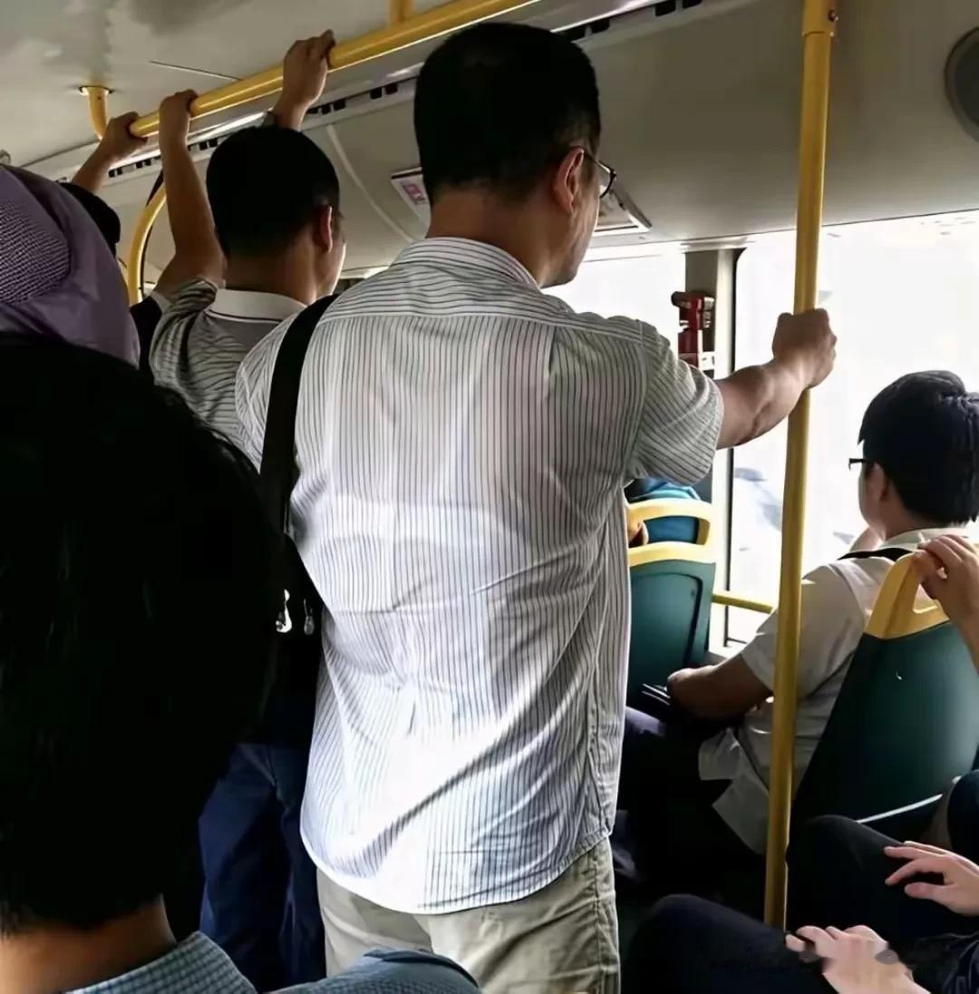 谁能告诉我：这位是大叔，还是大妈？[黑线][黑线][黑线]