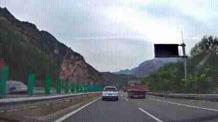 导航：前方有SB，注意跟车距离。
我的今日状态：😁轻松愉快
我这里的天气：☀️