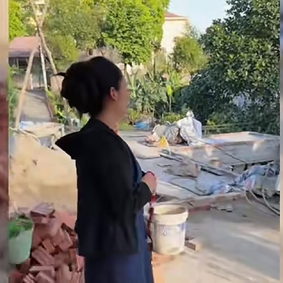 看来小叔是真的病了，小叔没有钱去看病，小松把提前预支的工资让小舅子和老丈人给捎去