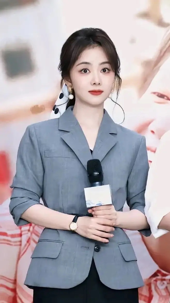 我闺蜜有幸见过谭松韵，回来后偷偷跟我说，以后别再说谭松韵是美女了，你是不知道，称