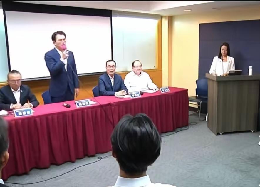 这是一场毫无悬念的初选，蓝白在4月28日宣布李四川赢得了新北市长的联合提名，双方